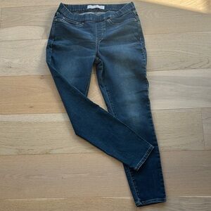 Signature Dark Blue Levi’s Women's Jeggings Size 30